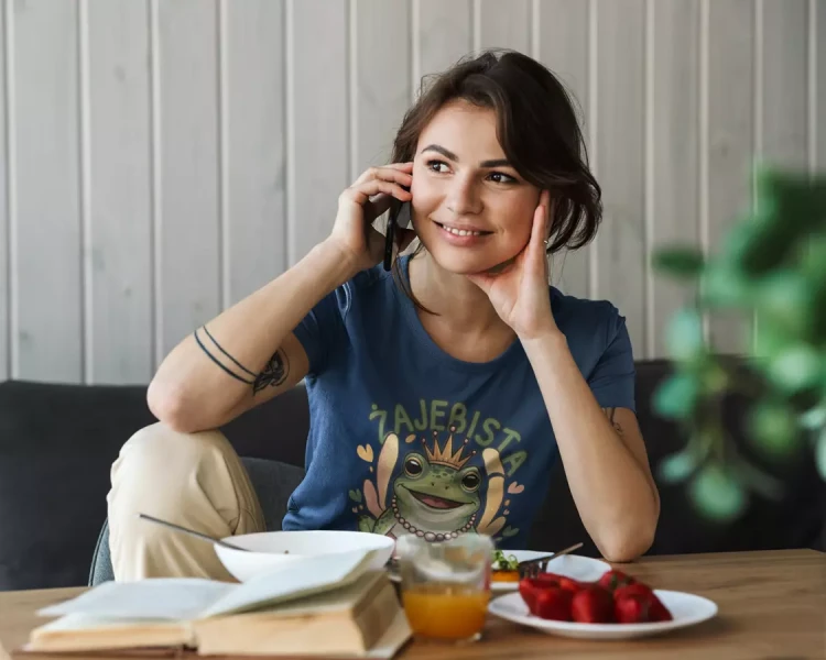 KOSZULKA dla Mamy na Dzień Matki z dinozaurem z napisem MAMOZAUR kolor granatowy (6).webp
