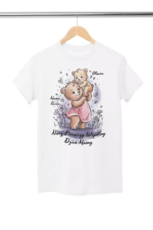KOSZULKA z body dla Mamy i Synka na Dzień Matki z napisem Nasz pierwszy wspólny Dzień Matki; Mama Kasia; Oliwier (4).webp