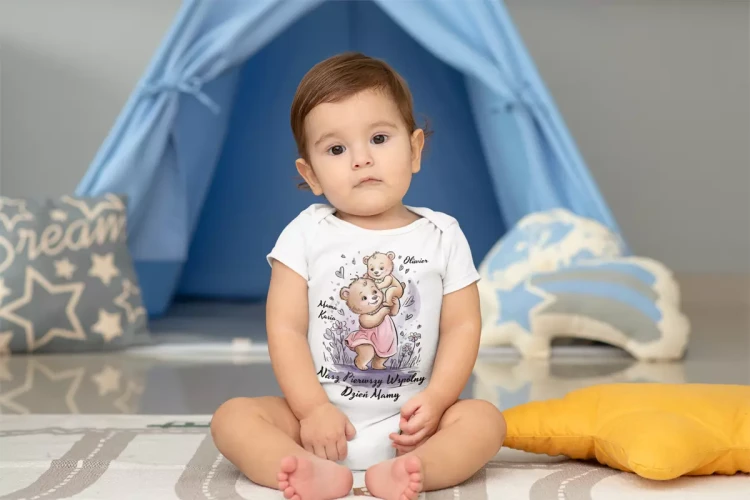 KOSZULKA z body dla Mamy i Synka na Dzień Matki z napisem Nasz pierwszy wspólny Dzień Matki; Mama Kasia; Oliwier (5).webp