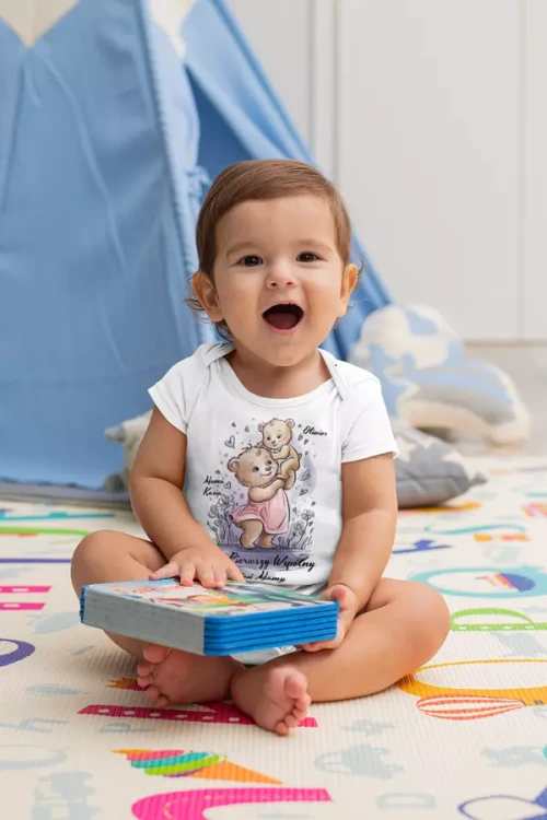 KOSZULKA z body dla Mamy i Synka na Dzień Matki z napisem Nasz pierwszy wspólny Dzień Matki; Mama Kasia; Oliwier (6).webp