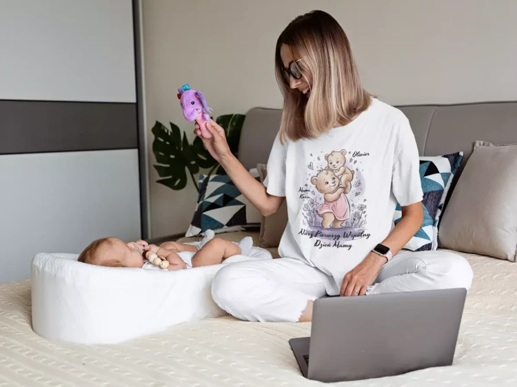 KOSZULKA z body dla Mamy i Synka na Dzień Matki z napisem Nasz pierwszy wspólny Dzień Matki; Mama Kasia; Oliwier (1).webp