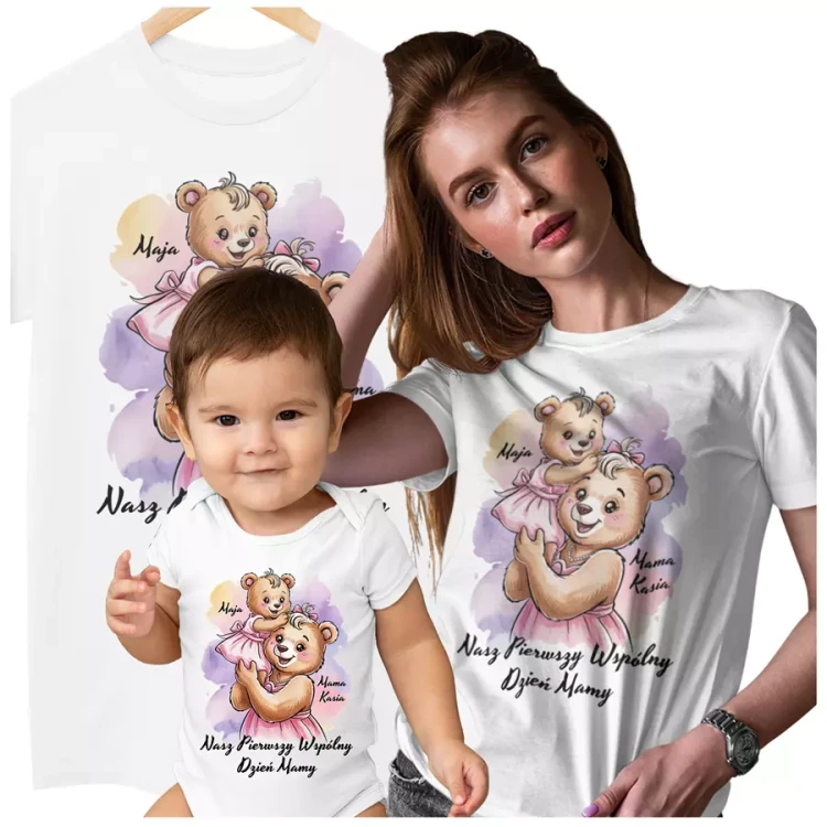 KOSZULKA z body dla Mamy i Córki na Dzień Matki z napisem Nasz pierwszy wspólny Dzień Matki; Mama Kasia; Maja (3).webp