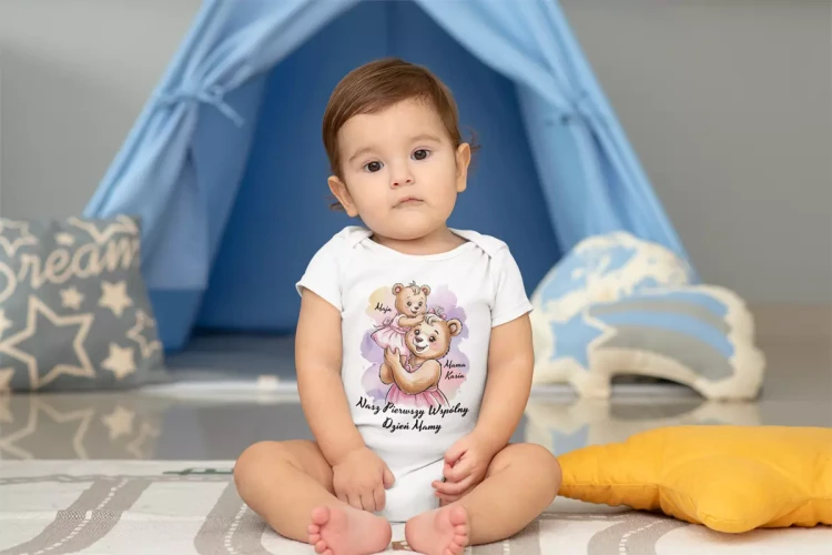 KOSZULKA z body dla Mamy i Córki na Dzień Matki z napisem Nasz pierwszy wspólny Dzień Matki; Mama Kasia; Maja (5).webp