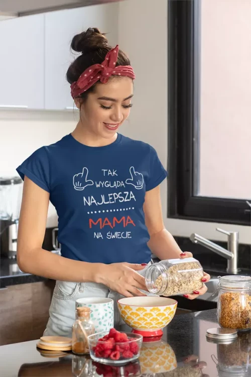 Zestaw koszulek dla rodziców na prezent koszulka dla mamy i taty Tak wygląda najlepsza mama świecie Tak wygląda najlepszy tata świecie kolor granatowy (4).webp