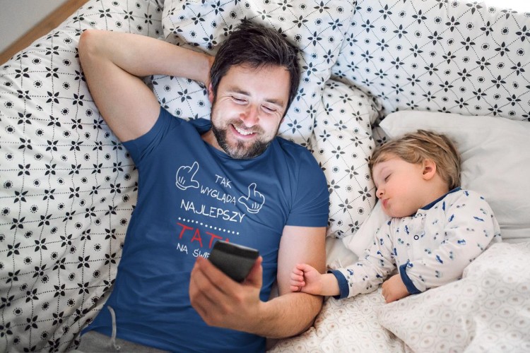 Zestaw koszulek dla rodziców na prezent koszulka dla mamy i taty Tak wygląda najlepsza mama świecie Tak wygląda najlepszy tata świecie kolor granatowy (3).jpg