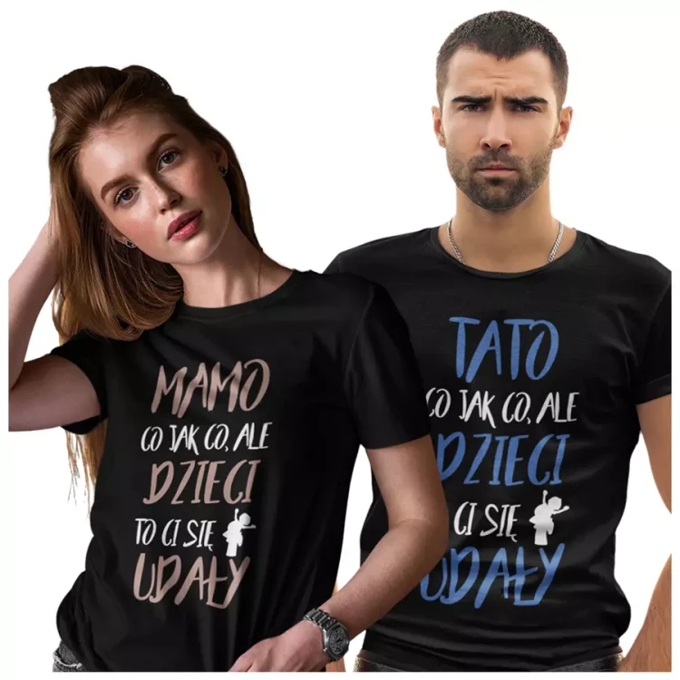 Zestaw koszulek z kolorowym nadrukiem dla rodziców na prezent koszulka dla mamy i taty MAMOTATO CO JAK CO ALE DZIECI TO CI SIĘ UDAŁY kolor czarny (2).webp