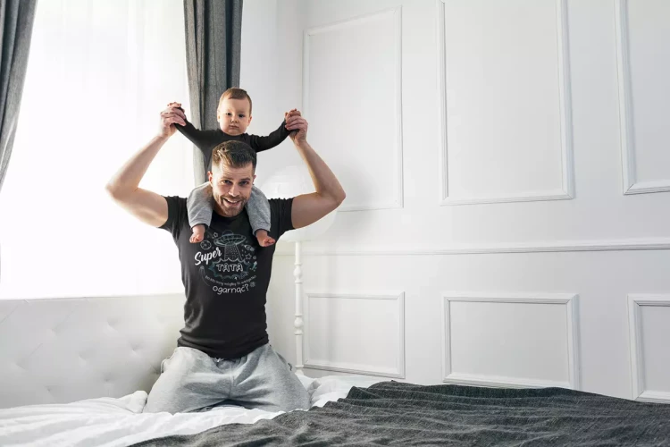 Zestaw koszulek z kolorowym nadrukiem dla rodziców na prezent koszulka dla mamy i taty z napisem Super MAMA bo kto inny mógłby to wszystko ogarnąć i Super TATA bo kto inny mógł (1).webp