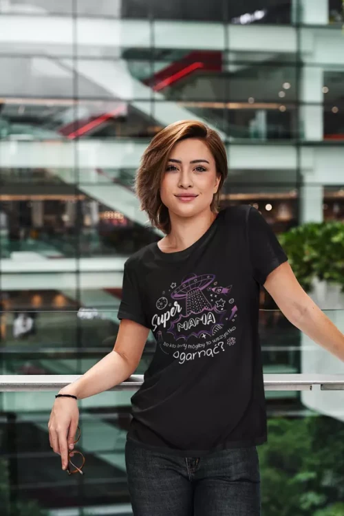 Zestaw koszulek z kolorowym nadrukiem dla rodziców na prezent koszulka dla mamy i taty z napisem Super MAMA bo kto inny mógłby to wszystko ogarnąć i Super TATA bo (1).webp