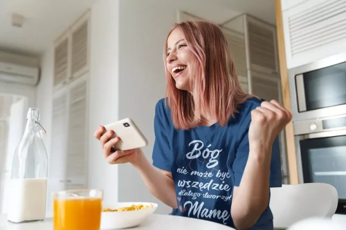 KOSZULKA dla Mamy Z KOLOROWYM NADRUKIEM na Dzień Matki Bóg nie może być wszędzie, dlatego stworzył Mamę kolor granatowy (5).webp