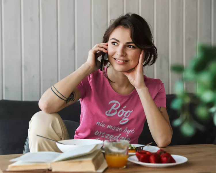 KOSZULKA dla Mamy Z KOLOROWYM NADRUKIEM na Dzień Matki Bóg nie może być wszędzie, dlatego stworzył Mamę kolor różowy (3).webp