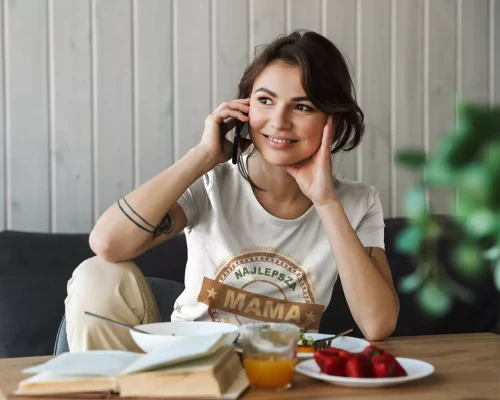 KOSZULKA dla Mamy Z KOLOROWYM NADRUKIEM na Dzień Matki WSPANIAŁA  INTELIGENTNA  ZABAWNA  OPIEKUŃCZA Najlepsza Mama na świecie kolor biały (8).webp