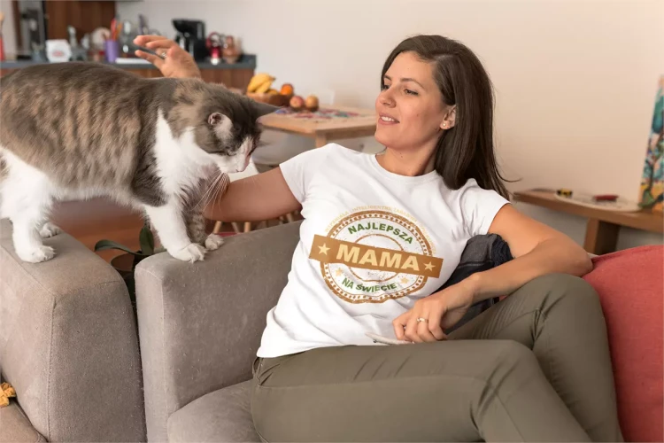 KOSZULKA dla Mamy Z KOLOROWYM NADRUKIEM na Dzień Matki WSPANIAŁA  INTELIGENTNA  ZABAWNA  OPIEKUŃCZA Najlepsza Mama na świecie kolor biały (3).webp