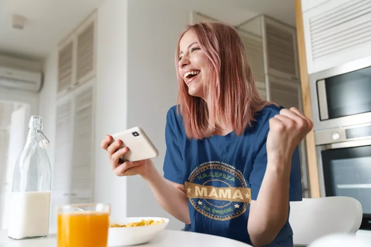 KOSZULKA dla Mamy Z KOLOROWYM NADRUKIEM na Dzień Matki WSPANIAŁA  INTELIGENTNA  ZABAWNA  OPIEKUŃCZA Najlepsza Mama na świecie kolor granatowy (5).webp