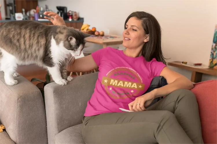 KOSZULKA dla Mamy Z KOLOROWYM NADRUKIEM na Dzień Matki WSPANIAŁA  INTELIGENTNA  ZABAWNA  OPIEKUŃCZA Najlepsza Mama na świecie kolor różowy (1).webp