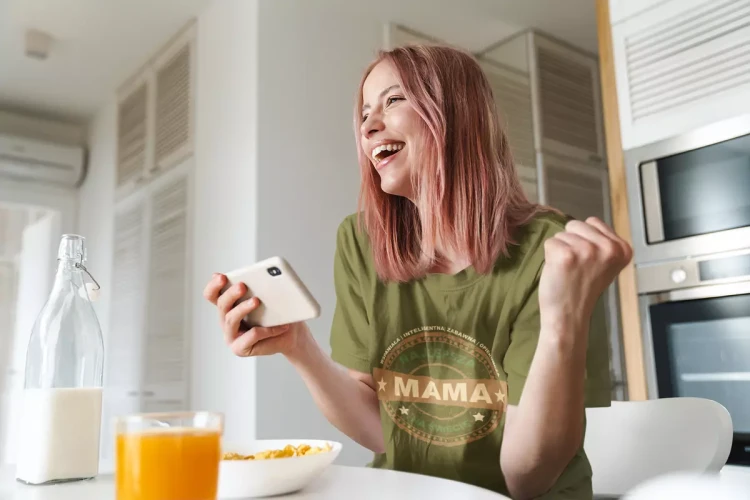 KOSZULKA dla Mamy Z KOLOROWYM NADRUKIEM na Dzień Matki WSPANIAŁA  INTELIGENTNA  ZABAWNA  OPIEKUŃCZA Najlepsza Mama na świecie kolor khaki (5).webp