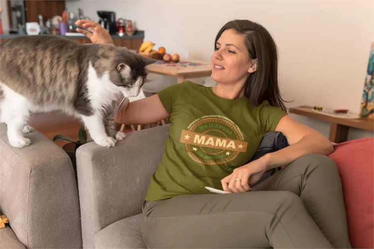 KOSZULKA dla Mamy Z KOLOROWYM NADRUKIEM na Dzień Matki WSPANIAŁA  INTELIGENTNA  ZABAWNA  OPIEKUŃCZA Najlepsza Mama na świecie kolor khaki (1).webp