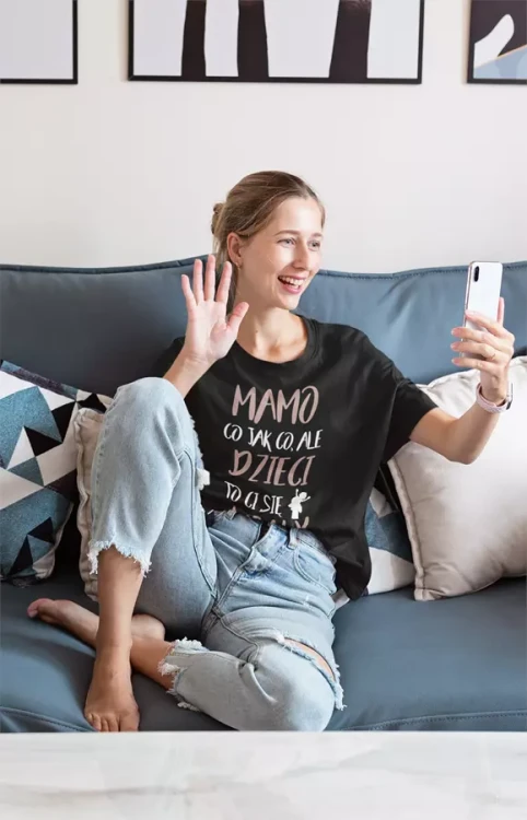 Zestaw koszulek z kolorowym nadrukiem dla rodziców na prezent koszulka dla mamy i taty MAMOTATO CO JAK CO ALE DZIECI TO CI SIĘ UDAŁY kolor czarny (15).webp