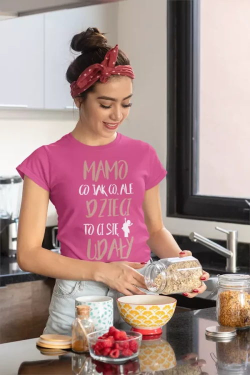 KOSZULKA dla Mamy Z KOLOROWYM NADRUKIEM na Dzień Matki Mamo co jak co, ale dzieci to ci się udały kolor różowy (8).webp