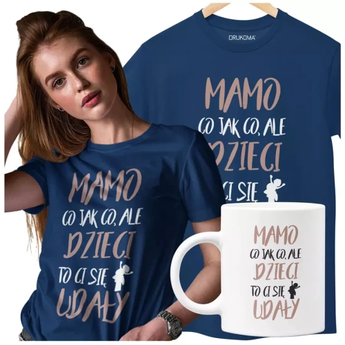 Koszulka dla mamy wraz z kubkiem z kolorowym nadrukiem Mamo co jak co, ale dzieci ci to się udały kolor granatowy.webp