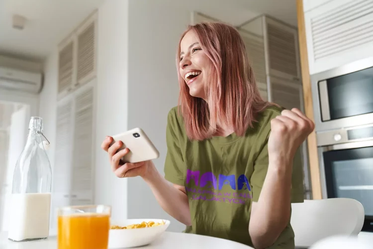 KOSZULKA dla Mamy Z KOLOROWYM NADRUKIEM na Dzień Matki MAMA najlepsza w całej galaktyce kolor khaki  (5).webp