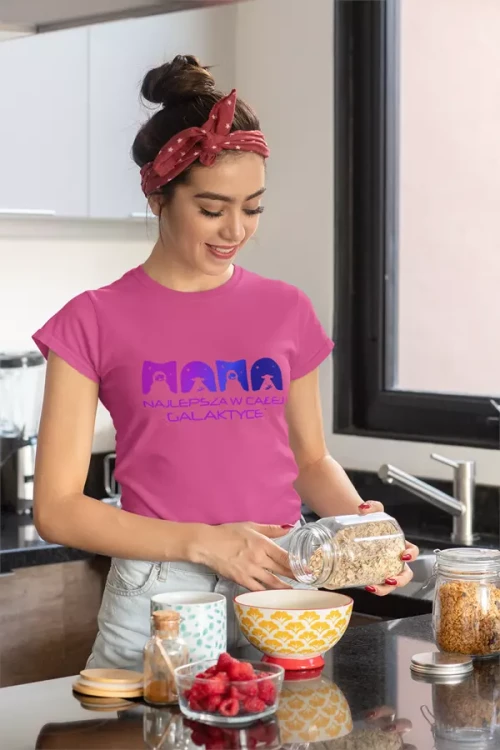 KOSZULKA dla Mamy Z KOLOROWYM NADRUKIEM na Dzień Matki MAMA najlepsza w całej galaktyce kolor różowy (7).webp