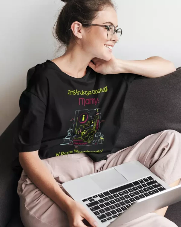 KOSZULKA dla Mamy Z KOLOROWYM NADRUKIEM na Dzień Matki Instrukcja Mamy... w razie wątpliwości podaj wino kolor czarny (5).webp