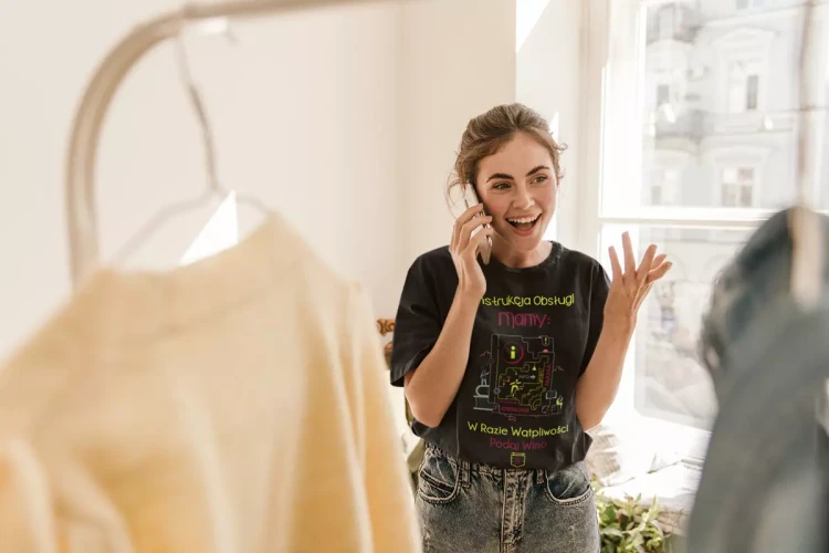 KOSZULKA dla Mamy Z KOLOROWYM NADRUKIEM na Dzień Matki Instrukcja Mamy... w razie wątpliwości podaj wino kolor czarny (6).webp