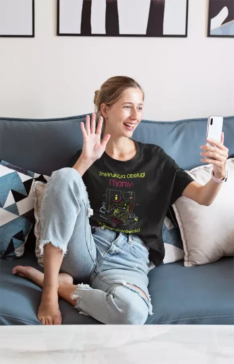 KOSZULKA dla Mamy Z KOLOROWYM NADRUKIEM na Dzień Matki Instrukcja Mamy... w razie wątpliwości podaj wino kolor czarny (7).webp