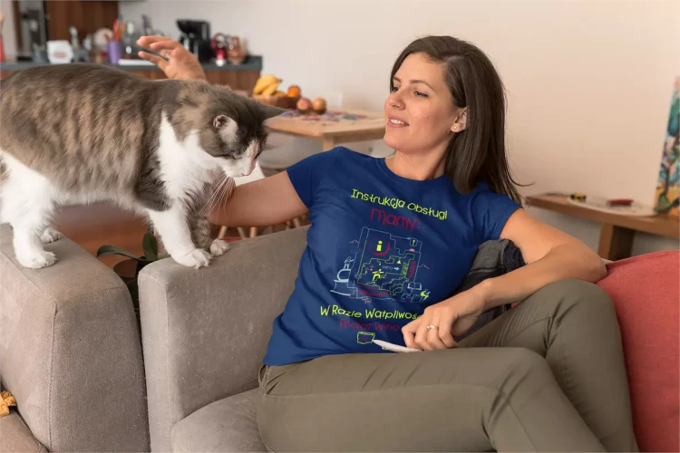 KOSZULKA dla Mamy Z KOLOROWYM NADRUKIEM na Dzień Matki Instrukcja Mamy... w razie wątpliwości podaj wino kolor granatowy (1).webp