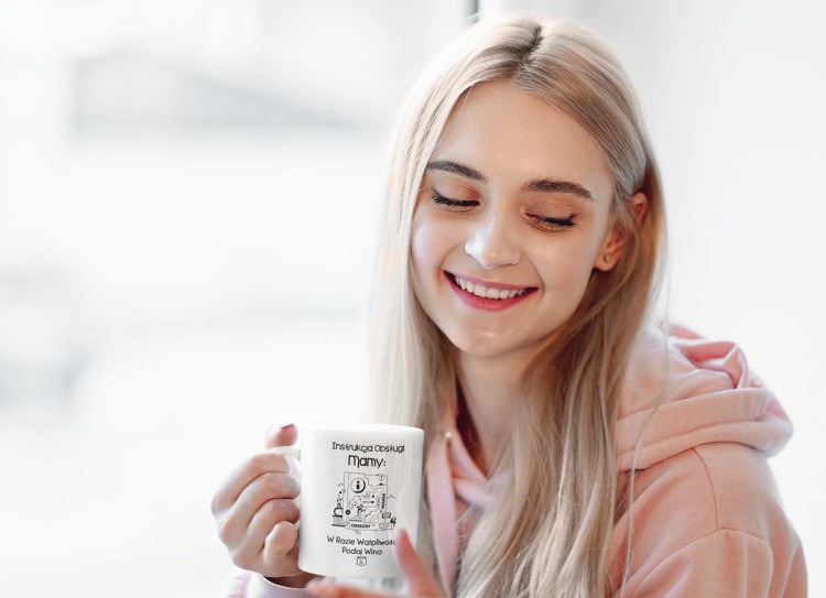 Koszulka dla Mamy na Dzień Mamy zestaw z kubkiem i nadrukiem Super Mama, bo kto inny mógłby to ogarnąć kolor granatowy (2).jpg