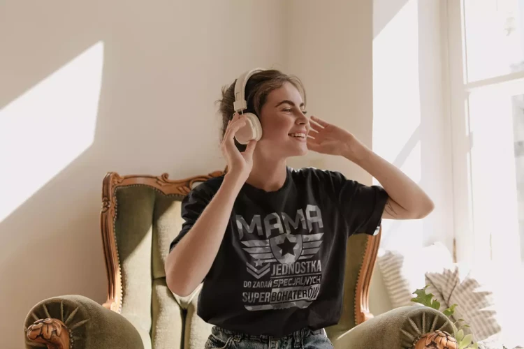 KOSZULKA dla Mamy Z KOLOROWYM NADRUKIEM na Dzień Matki MAMA jednostka do zadań specjalnych super bohaterów kolor kolorowy (3).webp