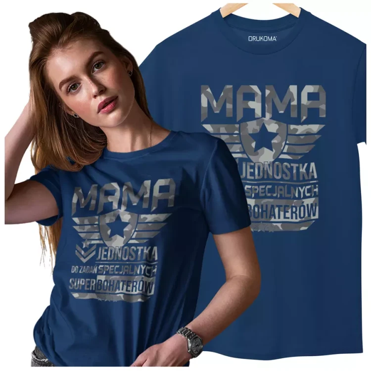 KOSZULKA dla Mamy Z KOLOROWYM NADRUKIEM na Dzień Matki MAMA jednostka do zadań specjalnych super bohaterów kolor granatowy (8).webp