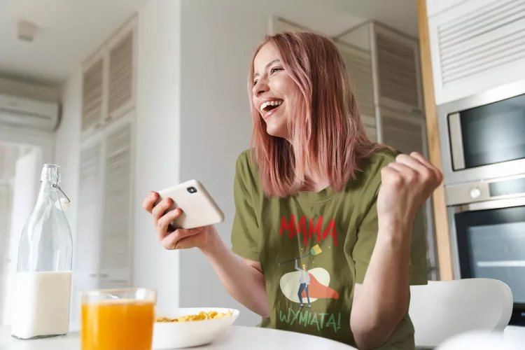 KOSZULKA dla Mamy Z KOLOROWYM NADRUKIEM na Dzień Matki MAMA WYMIATA! kolor khaki (8).webp