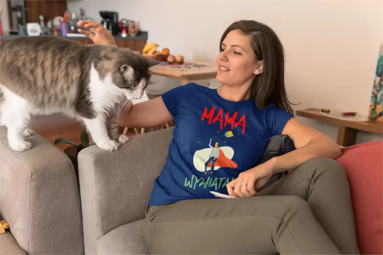 KOSZULKA dla Mamy Z KOLOROWYM NADRUKIEM na Dzień Matki MAMA WYMIATA! kolor granatowy (3).webp
