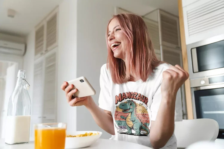 KOSZULKA dla Mamy na Dzień Matki z dinozaurem z napisem MAMOZAUR kolor biały (5).webp