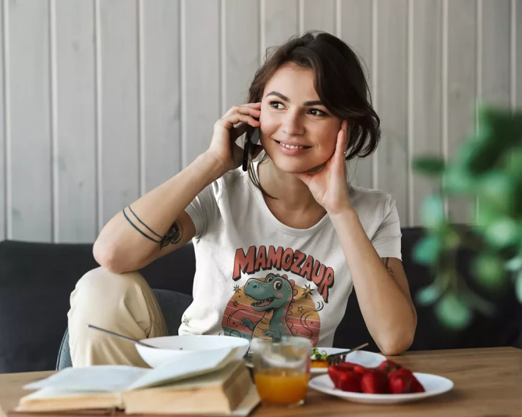 KOSZULKA dla Mamy na Dzień Matki z dinozaurem z napisem MAMOZAUR kolor biały (6).webp