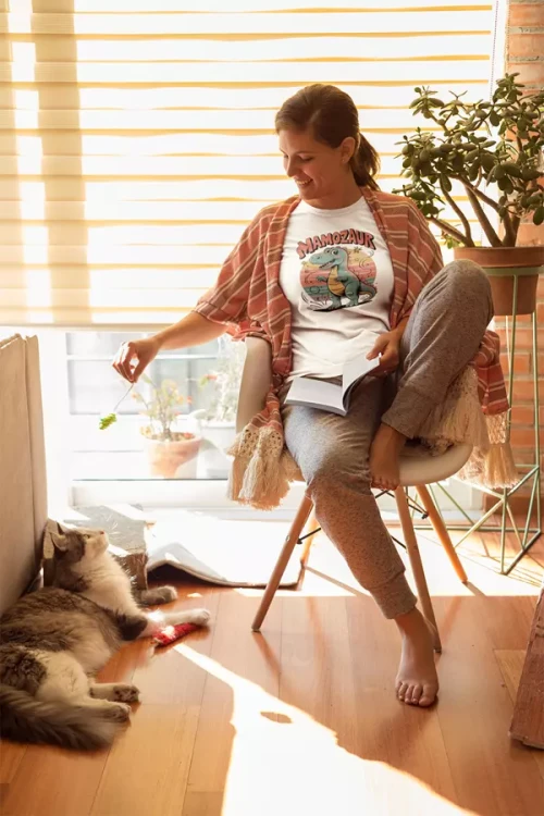 KOSZULKA dla Mamy na Dzień Matki z dinozaurem z napisem MAMOZAUR kolor biały (8).webp