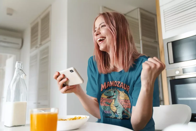 KOSZULKA dla Mamy na Dzień Matki z dinozaurem z napisem MAMOZAUR kolor PETROL BLUE (5).webp