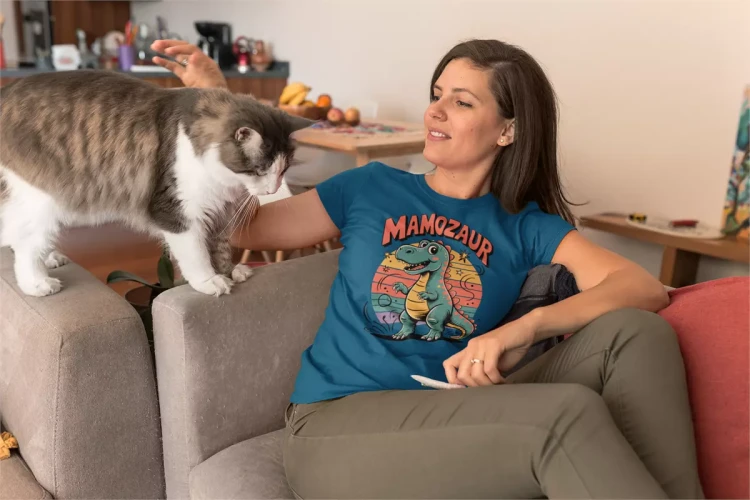 KOSZULKA dla Mamy na Dzień Matki z dinozaurem z napisem MAMOZAUR kolor PETROL BLUE (1).webp