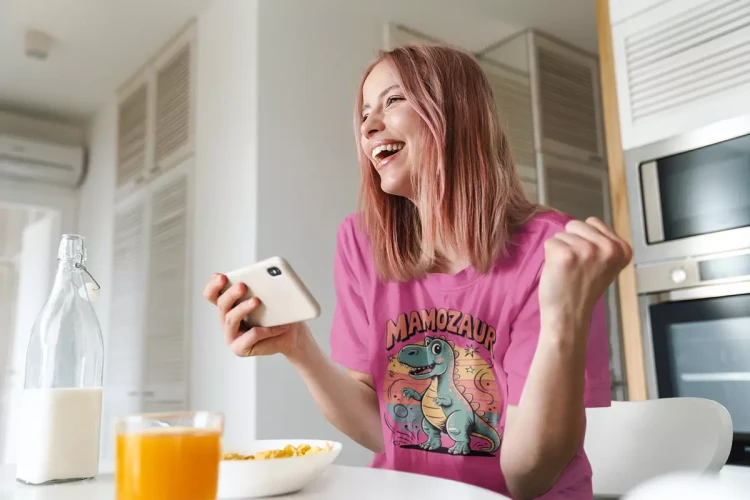 KOSZULKA dla Mamy na Dzień Matki z dinozaurem z napisem MAMOZAUR kolor RÓŻOWY (5).webp