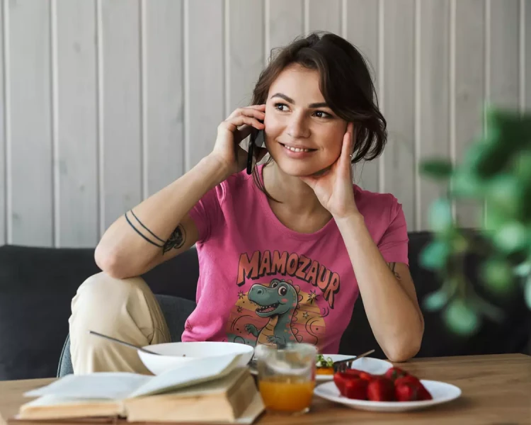 KOSZULKA dla Mamy na Dzień Matki z dinozaurem z napisem MAMOZAUR kolor RÓŻOWY (6).webp