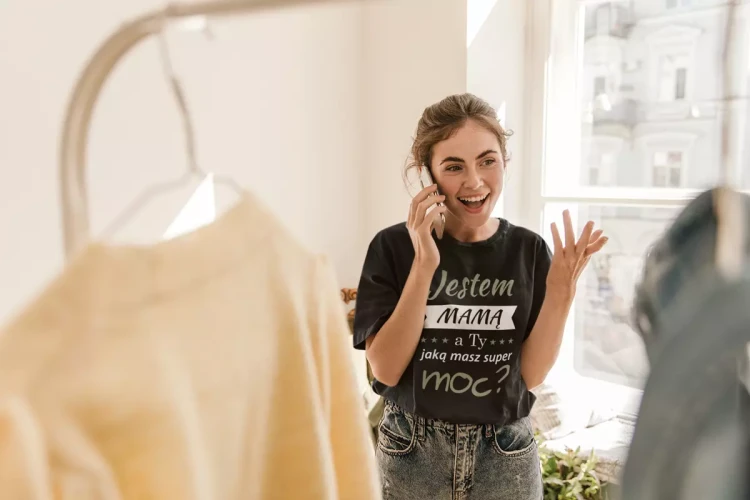 KOSZULKA dla Mamy Z KOLOROWYM NADRUKIEM na Dzień Matki Jestem mamą, a ty jaką masz super moc kolor czarny (6).webp