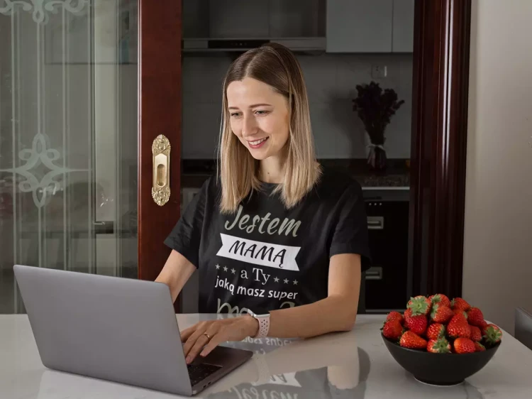 KOSZULKA dla Mamy Z KOLOROWYM NADRUKIEM na Dzień Matki Jestem mamą, a ty jaką masz super moc kolor czarny (1).webp