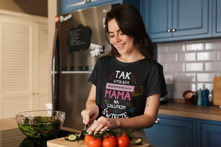 KOSZULKA dla Mamy Z KOLOROWYM NADRUKIEM na Dzień Matki Tak wygląda najcudowniejsza mama na calutkim świecie kolor czarny (1).webp