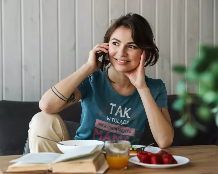 Zestaw koszulek z kolorowym nadrukiem dla rodziców na prezent koszulka dla mamy i taty Tak wgląda najcudowniejsza MAMA na świecie Tak wgląda najcudowniejszy TA (4).webp