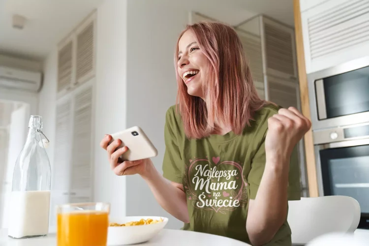 KOSZULKA dla Mamy na Dzień Matki z napisem Najlepsza Mama na Świecie kolor khaki (5).webp