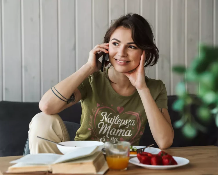 KOSZULKA dla Mamy na Dzień Matki z napisem Najlepsza Mama na Świecie kolor khaki (6).webp