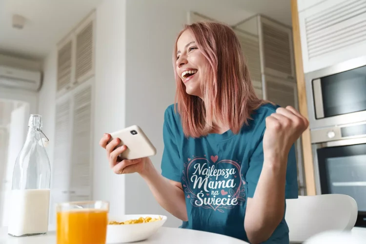 KOSZULKA dla Mamy na Dzień Matki z napisem Najlepsza Mama na Świecie kolor petrol blue  (4).webp