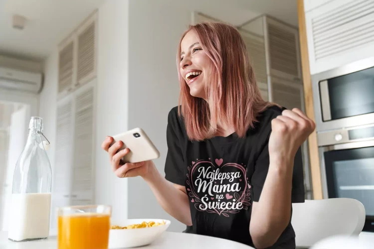 KOSZULKA dla Mamy na Dzień Matki z napisem Najlepsza Mama na Świecie czarny (5).webp