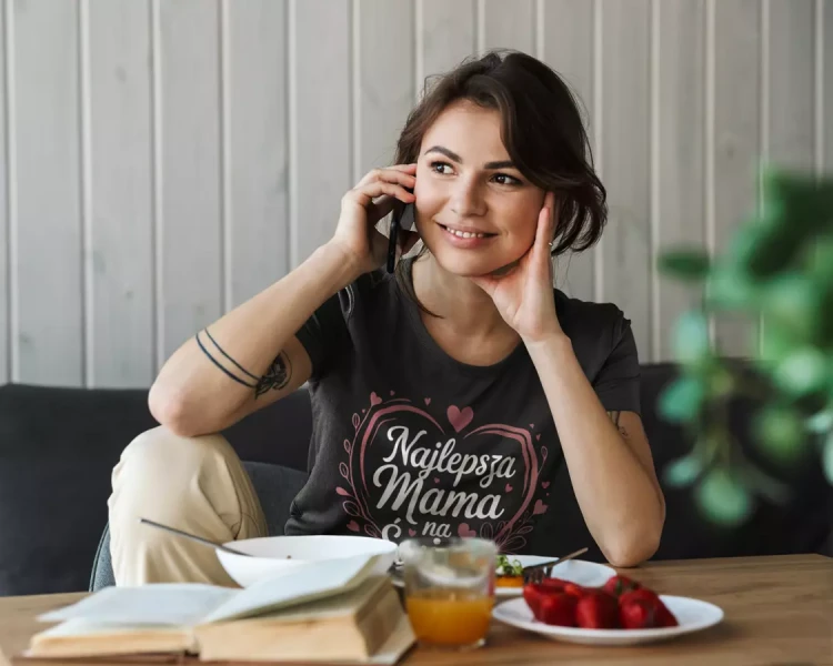 KOSZULKA dla Mamy na Dzień Matki z napisem Najlepsza Mama na Świecie czarny (6).webp